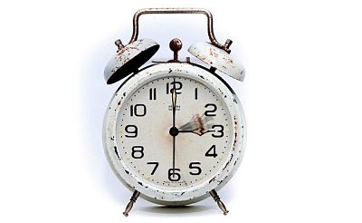 Réveil ancien et mouvement des aiguilles entre deux et trois heures